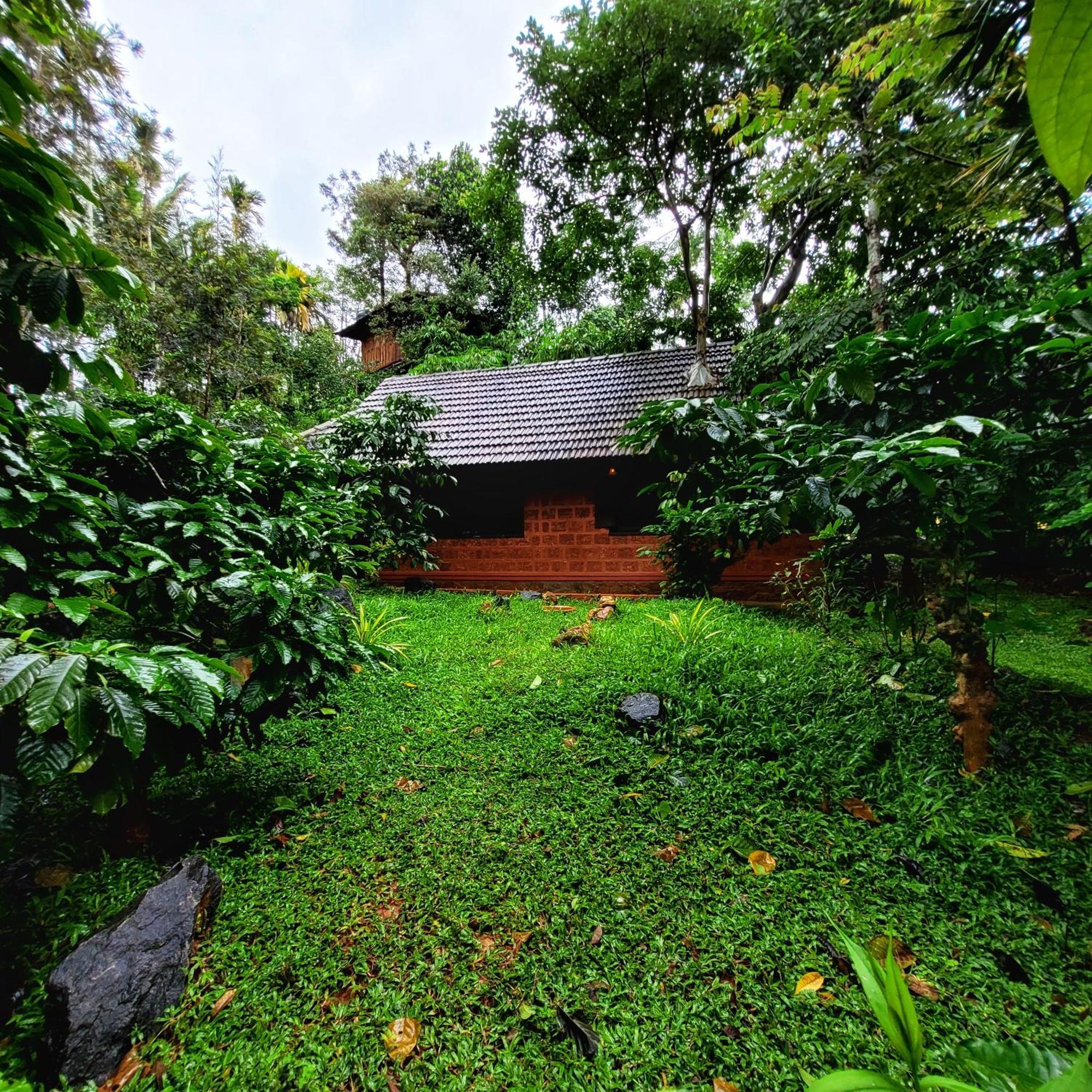 Greens Tree House & Wood House Султан Батери Екстериор снимка